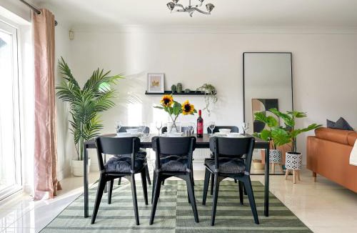 Bracknell House | Tornado Chase - Luxury & Spacious 5 Bedroom Home - Sleeps 8