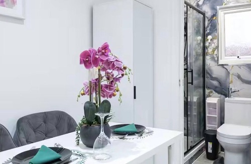 Thornton Heath Apartment | Tos Luxury Modern Private Studio