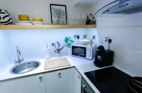 Cheltenham Apartment | Town Centre Apartment with Hot Tub