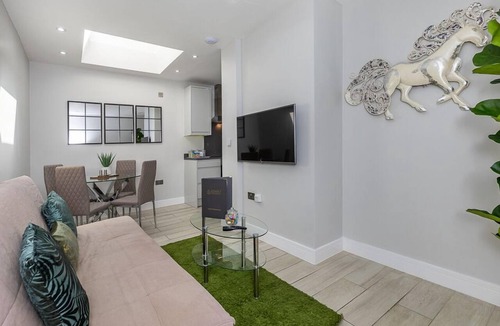 Reading Apartment | Town Centre Apartment with Private Terrace