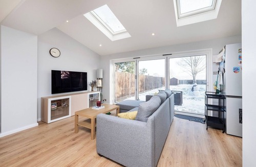Bromley Common and Keston House | Tranquil 3-Bed Home with Garden View and Parking