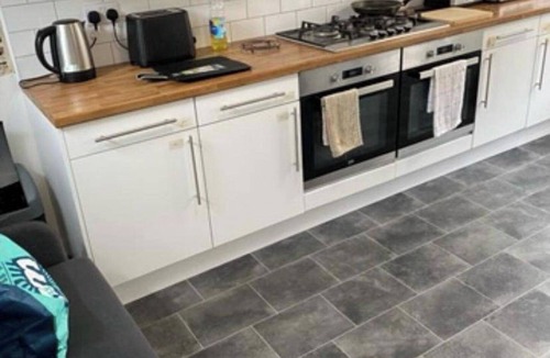 Corby House | Tranquil 4 Bed Mid terrace in Corby