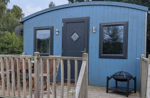 Kingswood Cabin | Tranquil Cabin Retreat- Sleeps 2, Parking