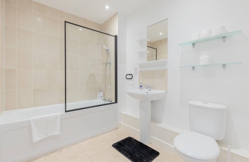 Clapton Apartment | Tranquil Studio Flat w/Riverside View — Clapton!