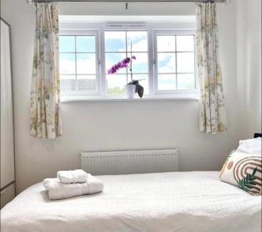 Bracknell Apartment | Tranquil Turquoise - 3 Bed House With Parking
