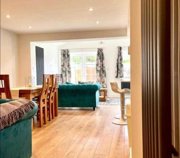 Bracknell Apartment | Tranquil Turquoise - 3 Bed House With Parking