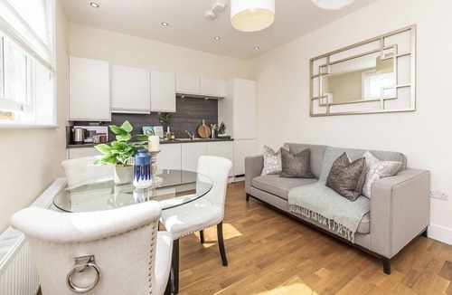 Ravenscourt Park Apartment | Tranquil Two Bedroom Apartment in Hammersmith