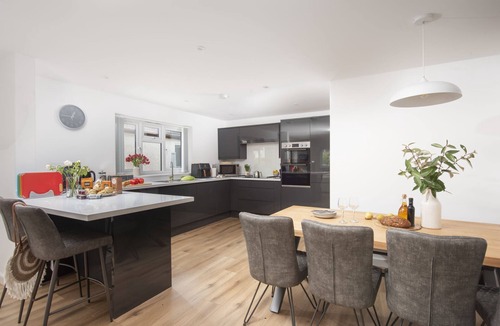 Goonhavern House | Tre Lowen- Enclosed Garden - Free Parking