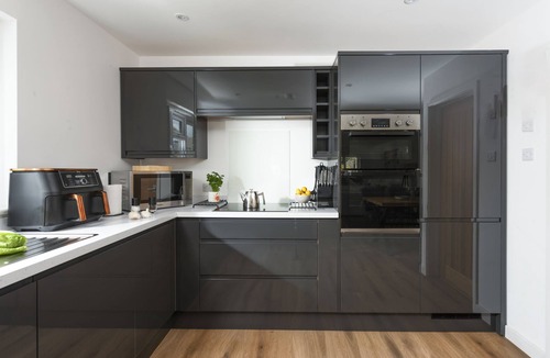 Goonhavern House | Tre Lowen- Enclosed Garden - Free Parking