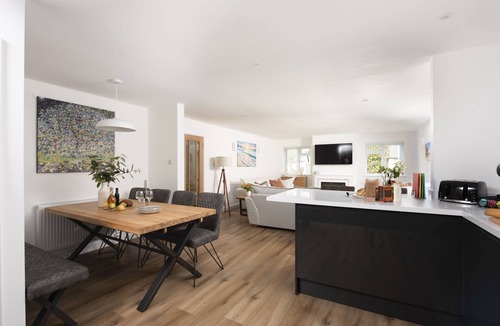 Goonhavern House | Tre Lowen- Enclosed Garden - Free Parking