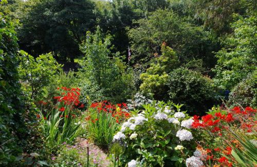 Mount Hawke House | Treetops Lodge, private Cornish hideaway, parking, garden