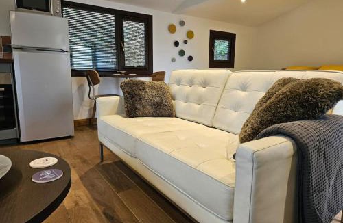 Mount Hawke House | Treetops Lodge, private Cornish hideaway, parking, garden