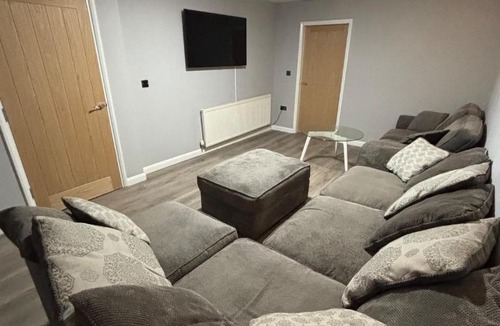 North Wheatley Apartment | Trinity Place Contractors & Families Sleeps 9