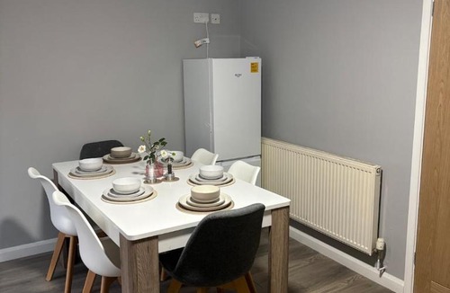 North Wheatley Apartment | Trinity Place Contractors & Families Sleeps 9