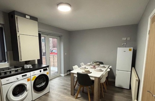 North Wheatley Apartment | Trinity Place Contractors & Families Sleeps 9