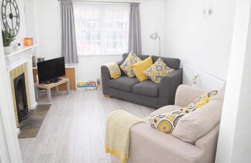 City Centre House | Two, 2-bed cottages, perfect for groups - free parking and pet friendly