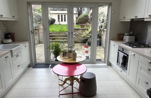 Harringay Apartment | Two bedroom (3 bed) with beautiful private garden