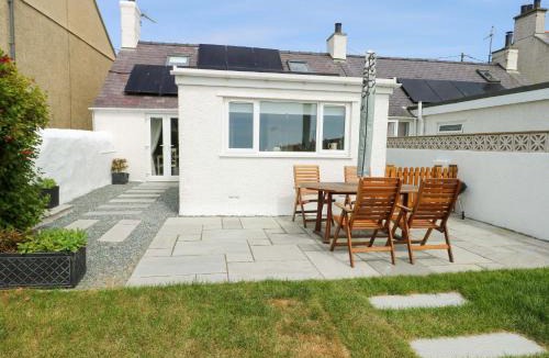 Llanfaelog House | Ty Bach
