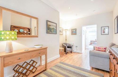 Bont Newydd House | Ty Castell