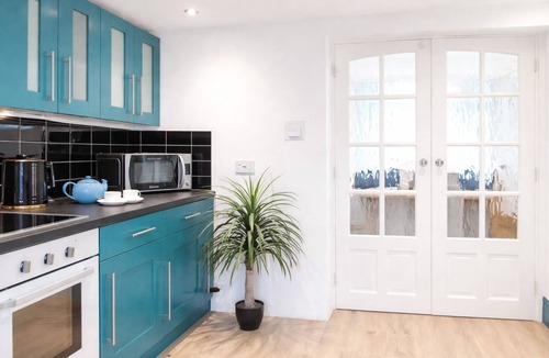 Bridgend Cottage | Ty Hapus is a modern, spacious townhouse featuring a King bed, fully equipped kitchen, and a private fenced backyard with a fire pit. Located in a highly walkable neighborhood near historic sites, vibrant dining, and beautiful beaches, room for six