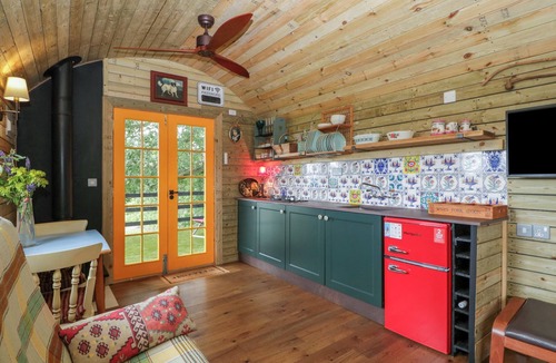 Congresbury Cottage | UNDER THE OAK TREE SHEPHERD'S HUT, pet friendly in Congresbury