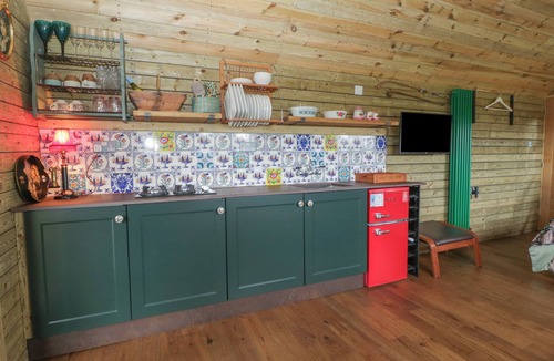 Congresbury Cottage | UNDER THE OAK TREE SHEPHERD'S HUT, pet friendly in Congresbury