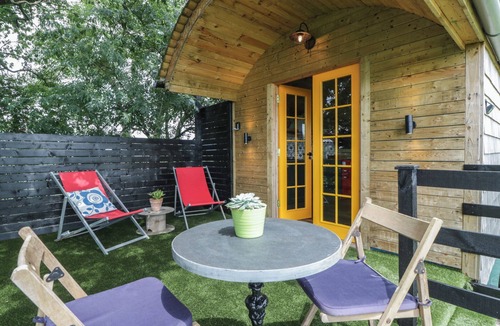 Congresbury Cottage | UNDER THE OAK TREE SHEPHERD'S HUT, pet friendly in Congresbury