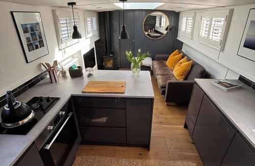 Severn Stoke Cabin | Unique 2 Bed Waterside Retreat, Pet Friendly