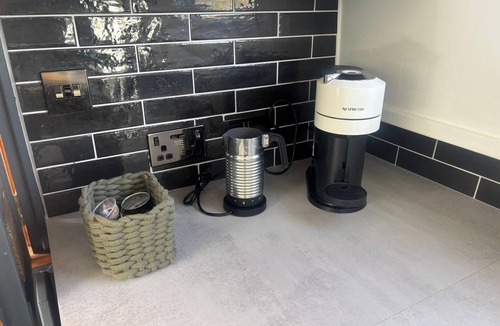 Severn Stoke Cabin | Unique 2 Bed Waterside Retreat, Pet Friendly