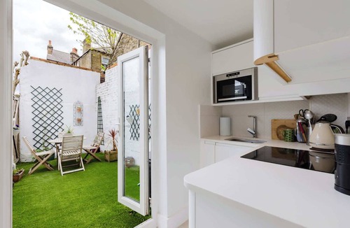 Shaftesbury Apartment | Unique 2BD Flat with Patio and Study in Battersea