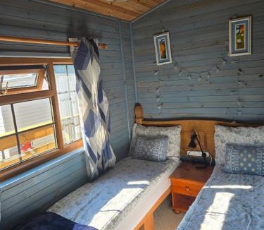 Girvan Apartment | Unique Caravan with Outdoor Space Lodge