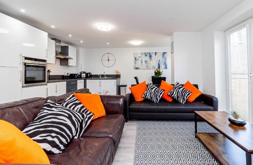 Basingstoke Apartment | Upgraded 4 Beds Level Access Lifts 2Bath Parking