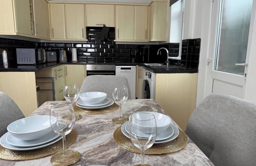 Ridgeway House | Urban Calm – Spacious 3-Bed Home with Free Parking