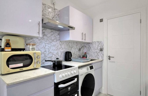 Hillingdon Apartment | Uxbridge Studio - Private Driveway Parking