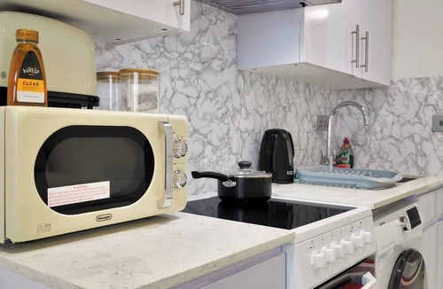 Hillingdon Apartment | Uxbridge Studio - Private Driveway Parking