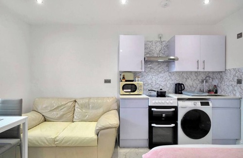 Hillingdon Apartment | Uxbridge Studio - Private Driveway Parking