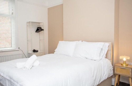 Ashington House | Vacant Nests Spacious 4BR house Central WiFi