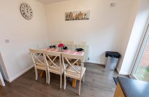 Gloucester Villa | Vantage Stays