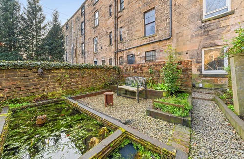 Glasgow Westend Apartment | Vibrant Spacious Apartment In West End