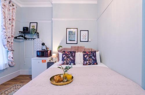 Leamington Spa Apartment | Victoria Park Studio 5 - Self Contained, Free Parking, Town Centre Gem, Free DisneyPlus & Netflix