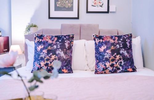 Leamington Spa Apartment | Victoria Park Studio 5 - Self Contained, Free Parking, Town Centre Gem, Free DisneyPlus & Netflix