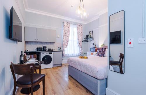 Leamington Spa Apartment | Victoria Park Studio 5 - Self Contained, Free Parking, Town Centre Gem, Free DisneyPlus & Netflix