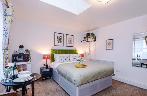 Leamington Spa Apartment | Victoria Park Studio 10 - Self Contained, 5 Mins Walk To Train Station & Town Centre, Free Parking