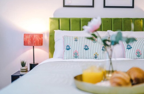 Leamington Spa Apartment | Victoria Park Studio 10 - Self Contained, 5 Mins Walk To Train Station & Town Centre, Free Parking