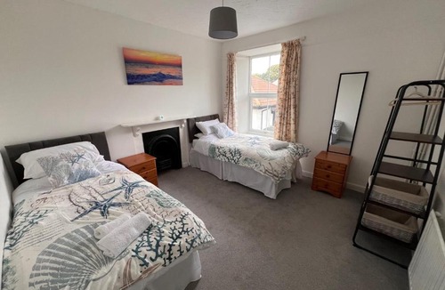 Redruth House | Victorian House Sleeps 6 with Garden and Parking