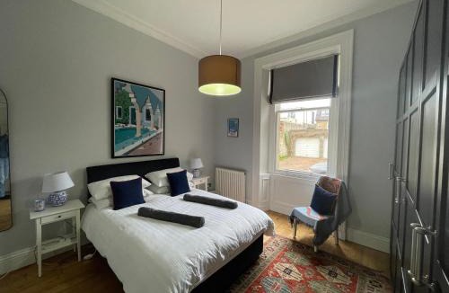 Murrayfield Apartment | Victorian Villa with parking, Murrayfield-sleeps 5