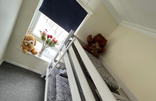 Corton Villa | Villa - Sleeps 6 - Pets Ok - Pool - Parking