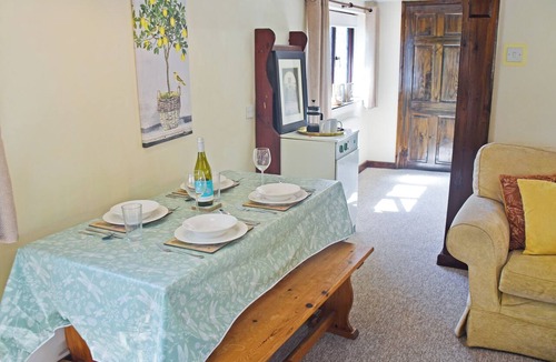 Repps with Bastwick Cottage | Walnut Tree - UK52235