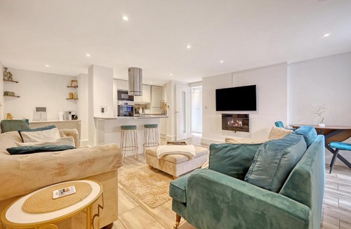 Snaresbrook Apartment | Wanstead Luxe Hideaway - Stunning 2 Bedroom Apartment with Private Terrace & Parking