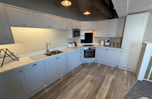 Whitehaven Apartment | Waterfront Duplex Right on the Harbour 1BR